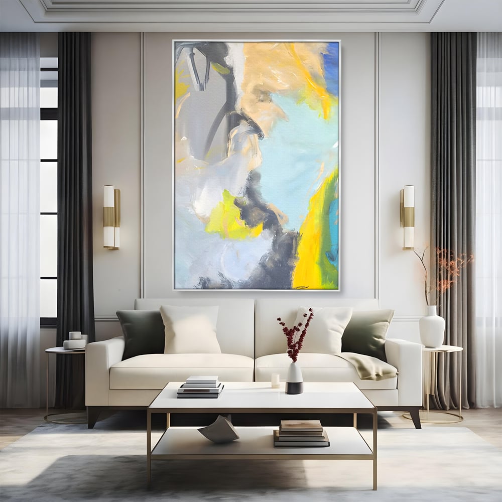 Tablou canvas cu pictura abstracta cu pete de culoare, in rama de aluminiu argintiu, pe perete intr-un living